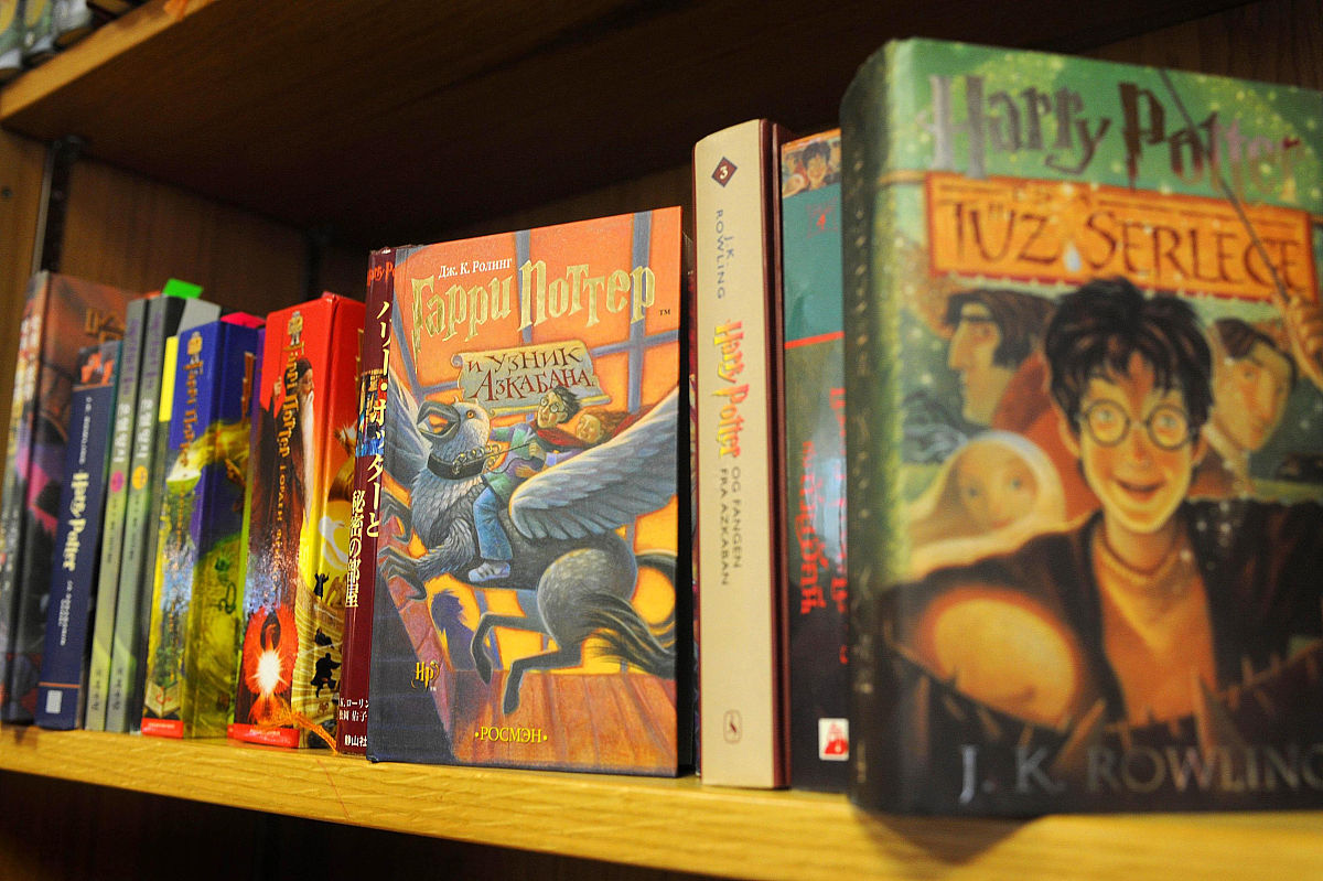 我在准备雅思口语 part2请你用我给的大概故事组织一篇两分钟左右的故事回答下面这些问题用英文说关键词：《哈利波特与魔法石》是书粉所以想看感到失望是因为电影和书有很多不同eg：罗恩在电影中更消极You should sayDescribe a movie you watched recently that you felt disappointed aboutYou should sayWhen