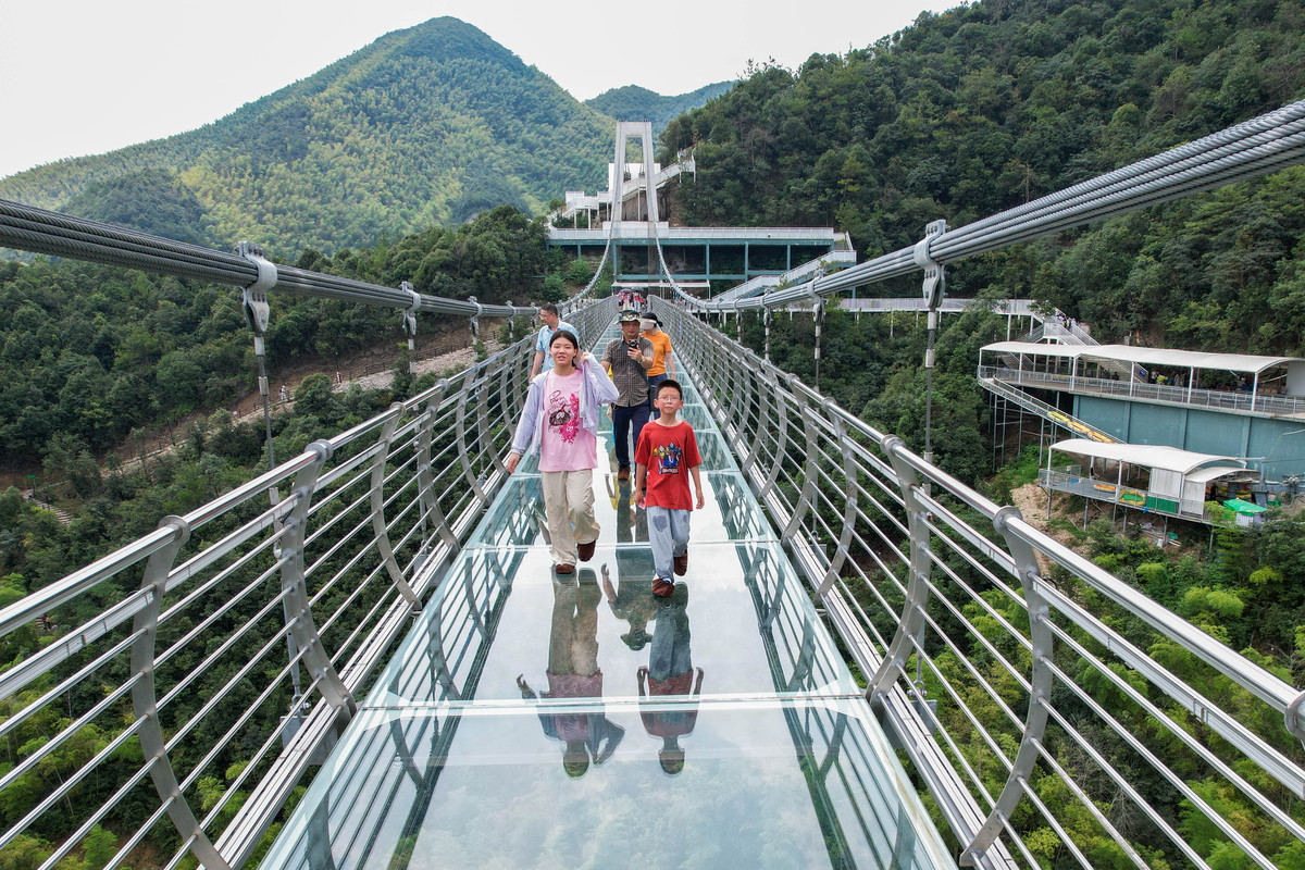 漫山花溪谷高空玻璃漂流：惊险刺激，空中观景