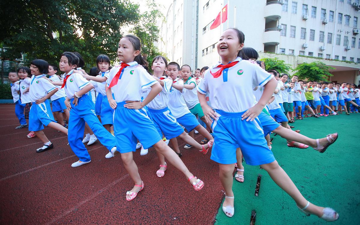  2013年10月12日,海口市英才小学全体师生在大课间操期间欢跳"兔子舞"