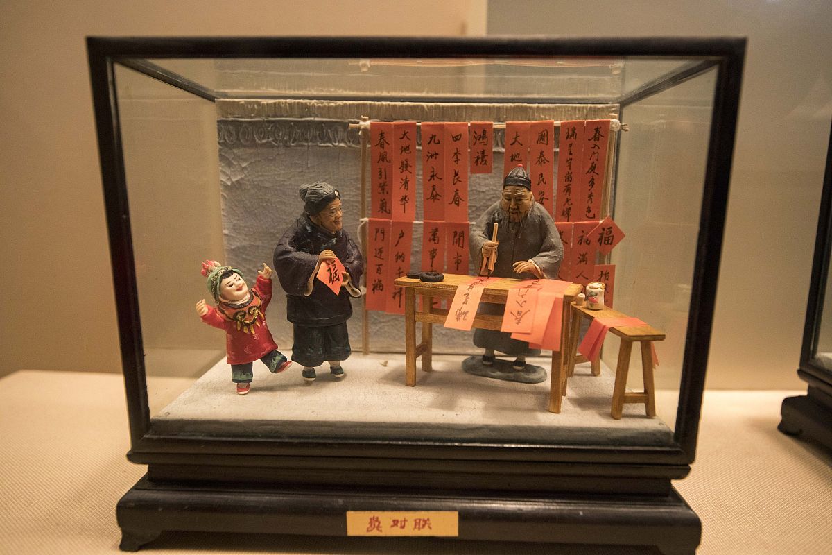 结合具体美术作品谈谈中西方美术的审美差异写一篇2300字文章 举例可以包含四合院兵马俑和故宫建筑等 字数必须2300词