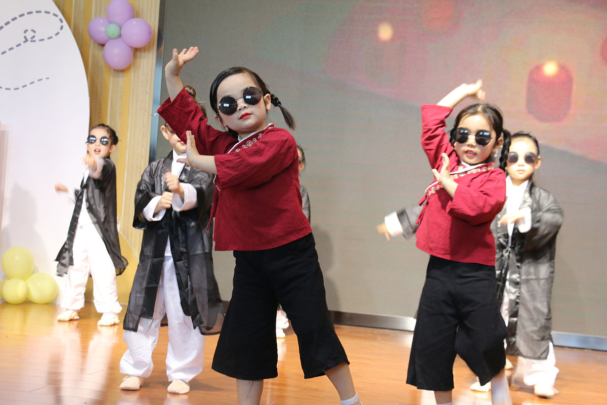 幼儿黄梅戏六一节目《打猪草》串词：欢快童趣，寓教于乐