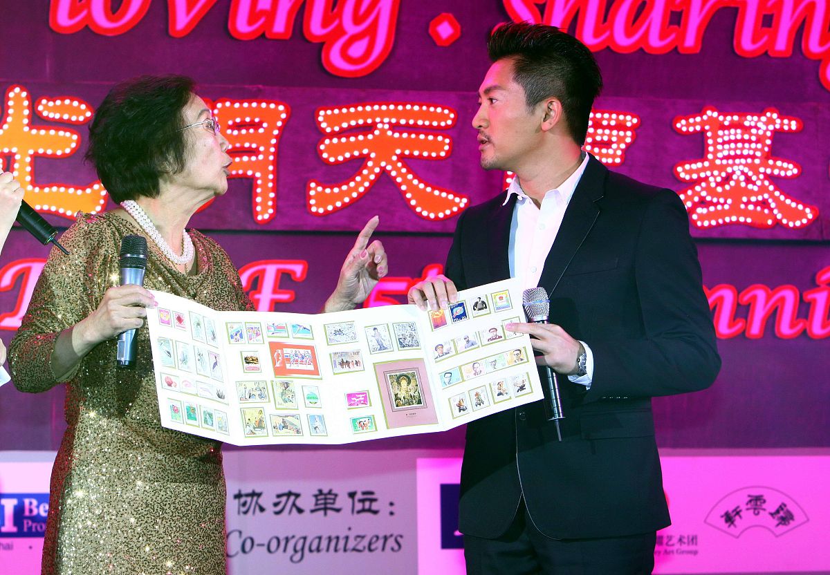 2012年12月2日,北京,苏有朋出席光明天使基金五周年庆典"点亮心灯"活