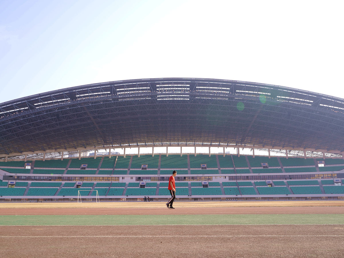 双奥之城闪耀世界。两次奥运会都显示了中国体育发展的新高度展示了中国综合国力的跨越式发展也见证了你从懵懂儿童向有为青年的跨越。亲历其中你能感受到体育的荣耀和国家的强盛；未来前行你将融入民族复兴的澎湃春潮。卓越永无止境跨越永不停歇。nn请结合以上材料以跨越再跨越为主题写一篇文章体现你的感受与思考。