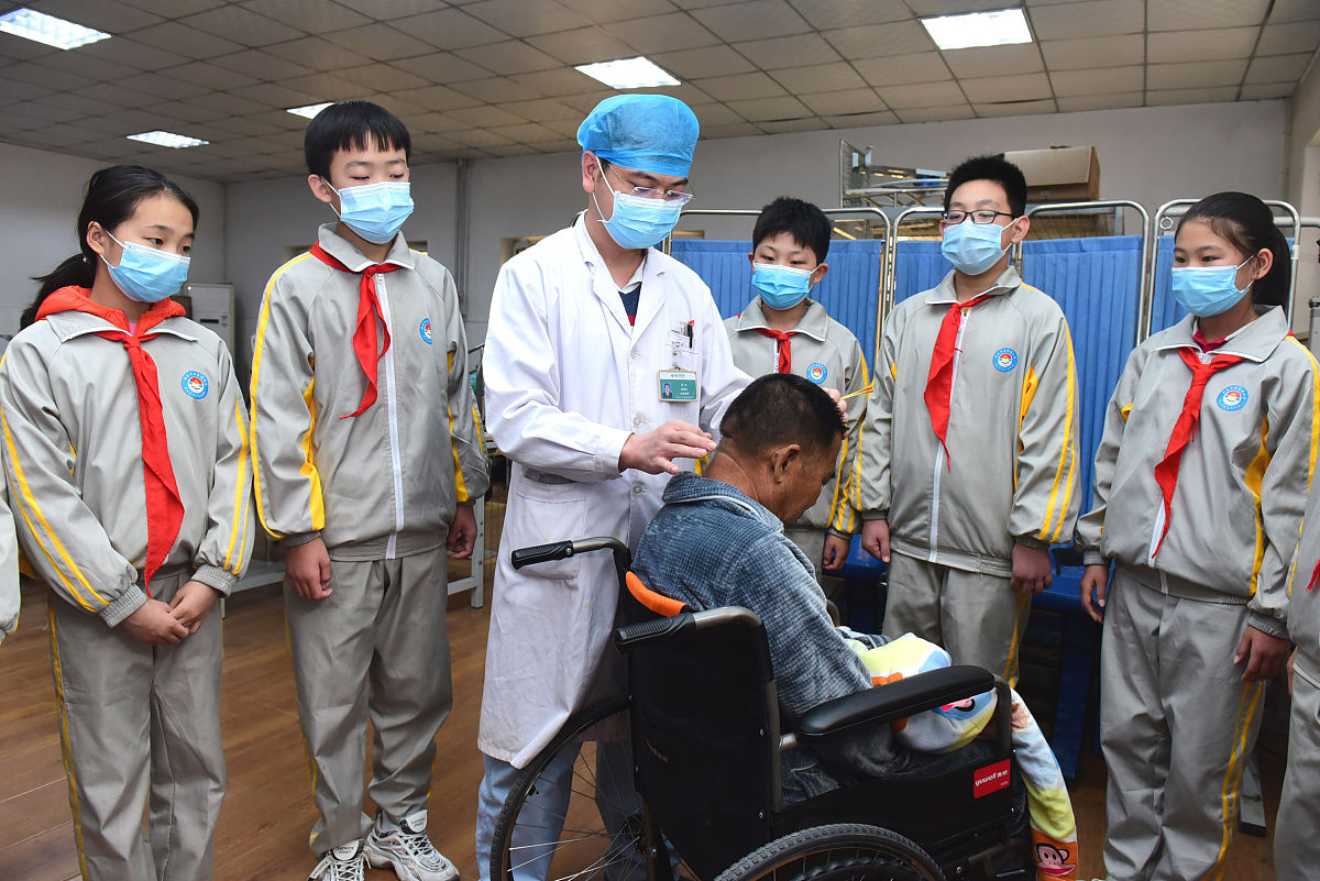 石家庄哪所学校有针灸课程？