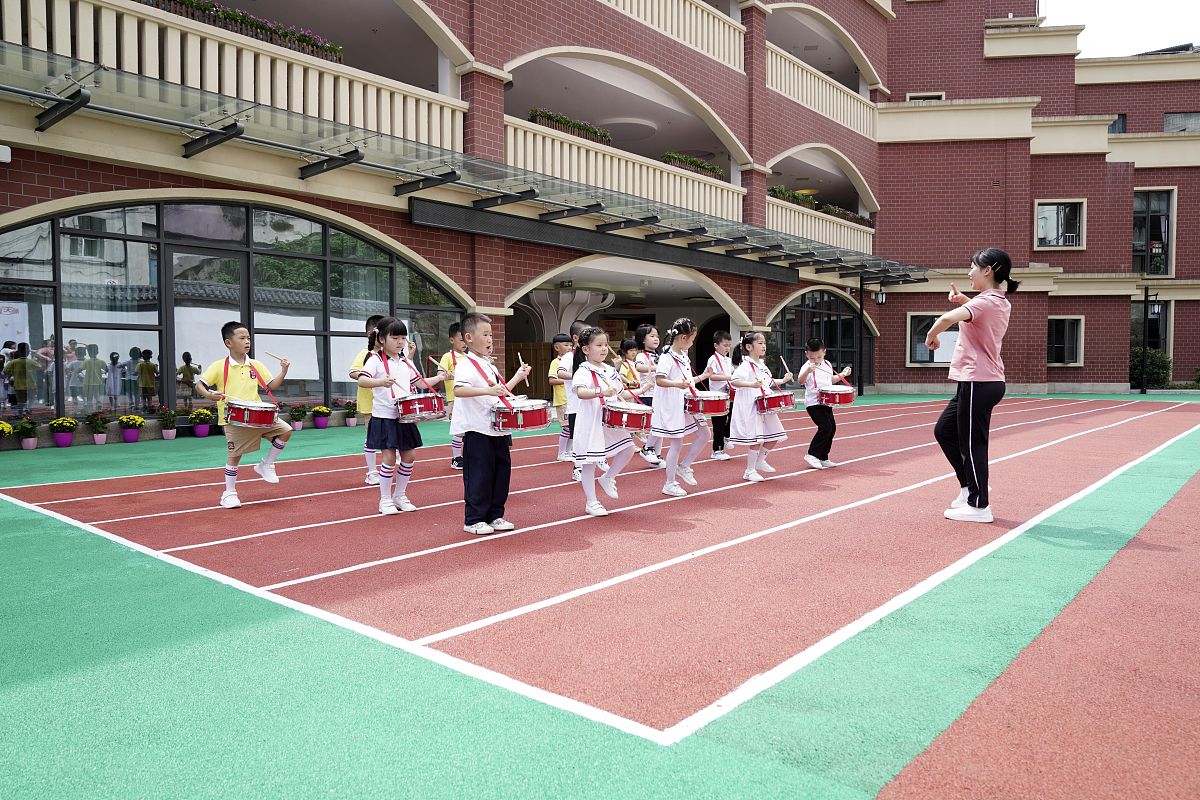 2021年8月30日,在重庆市北碚区朝阳幼儿园,老师带着孩子们在校园玩耍.