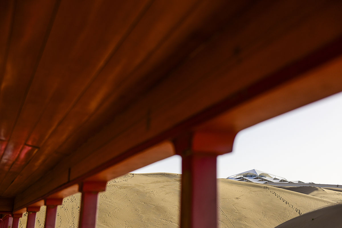 响沙湾景区商品缺乏鄂尔多斯地方文化内涵提现在哪里帮我用200字详细描述