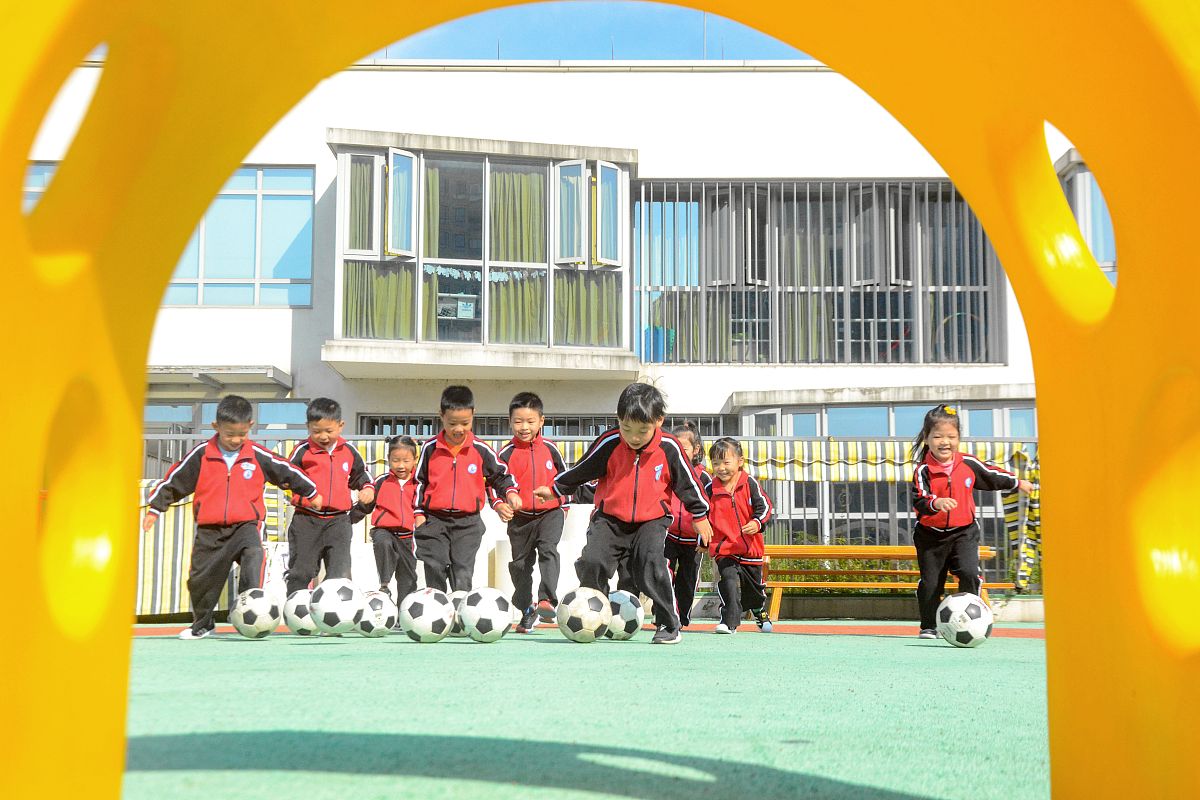 2021年10月25日,浙江省湖州市,长兴县龙山街道中心幼儿园 "快乐大课间