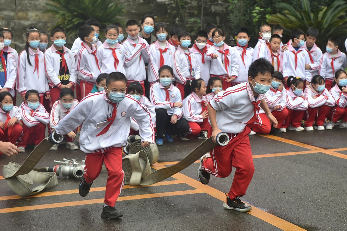 2021年11月4日,四川省内江市消防救援支队特勤消防站,孩子们在参观体