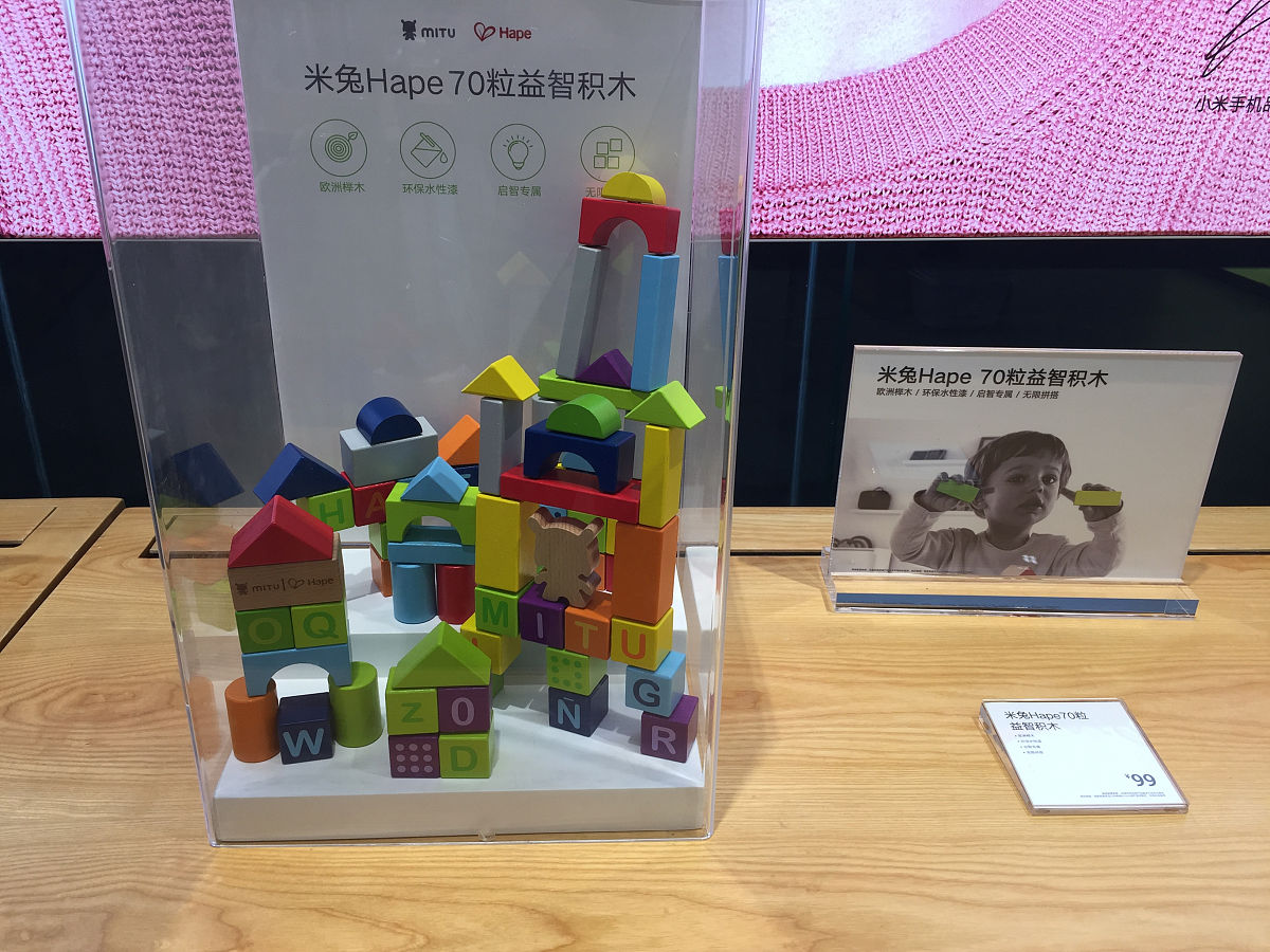 积木搭建成童年的城堡稚嫩的手无尽想象一块块方块一片片拼图幸福的时光在流淌。积木搭建成成长的桥梁接下来要怎么押韵