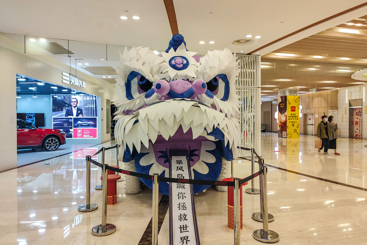 2021年10月24日,上海,浦东百联世纪购物中心中庭内,国潮风十足的装饰