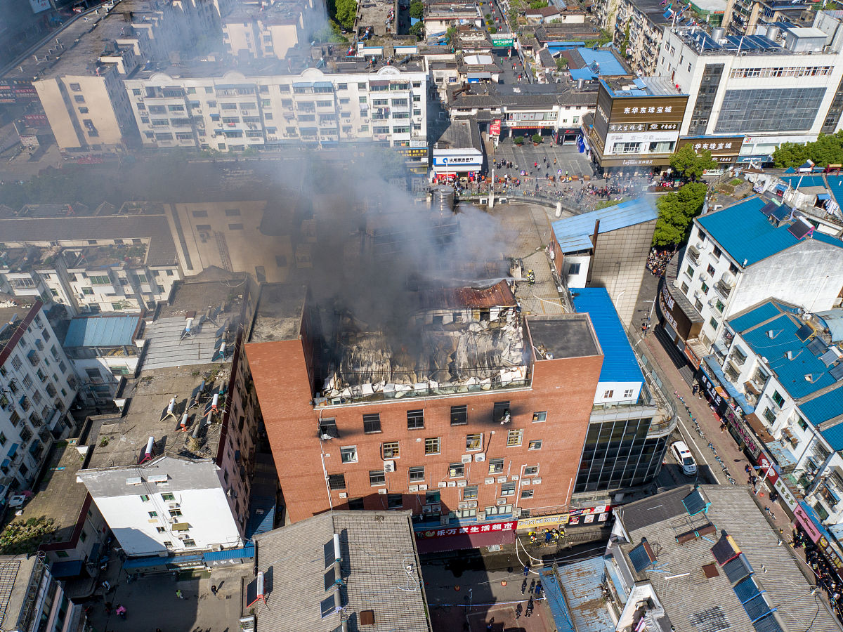 概述城市商场的安全的国内研究现状保证其内容和理性不要乱写其格式为：作者+年份+观点
