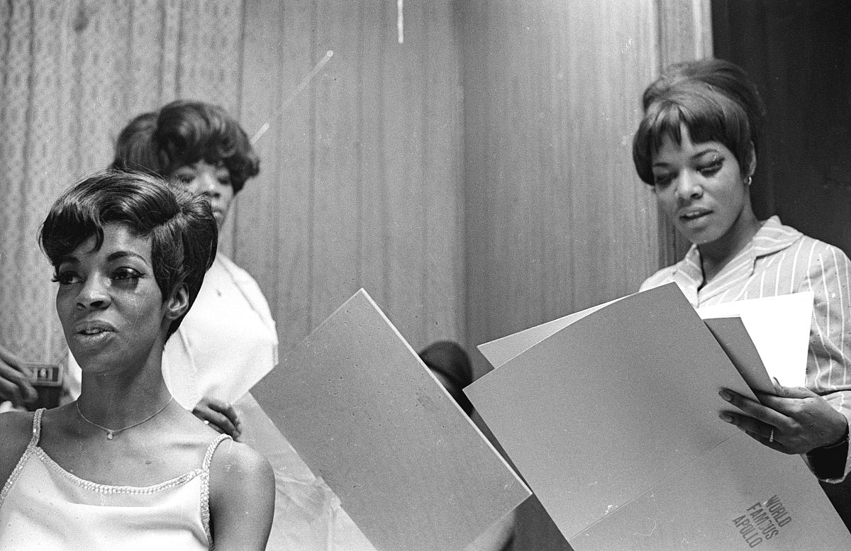 海伦凯勒为什么能成为我们的偶像而不是那些有钱人 帮我用200字详细描述