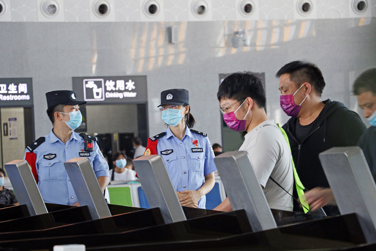 目前上海机场边检站正在加快建设最强边检站而作为技术保障的重要组成部分我们的边检信息技术工作也在加速改革和优化制度努力建设最强边检技术队。在这一过程中我们需要各级领导的支持和技术人员的共同努力。我们坚信通过不断自我革新、自我优化和自我提高能够推进流程化建设和标准化管理从而通过信息技术赋能和科技强警来有效提高技术队伍的整体素质和工作效率为上海边检站的发展做出更大的贡献。 优化这句话