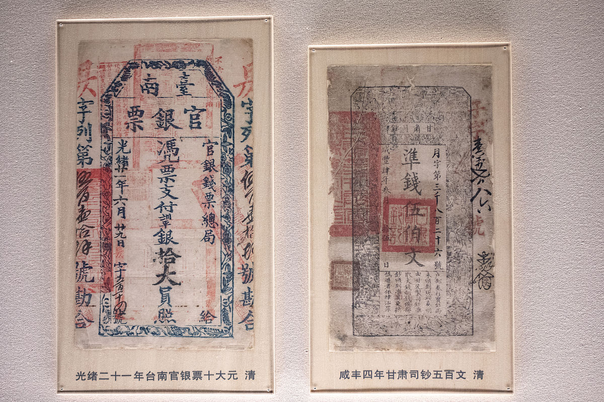 扩写到450字左右要求：语句通顺词语优美文章本意不变。元末至正年间中原数省大旱民不聊生。皇宫内却不顾国库空虚依旧饮酒欢歌元帝为了妃子寿辰命众臣向老百姓催征税银并下令镇压抗税者官府逼刘财主交税刘财主把官员领入各家各户逼税首户便是朱五四家。