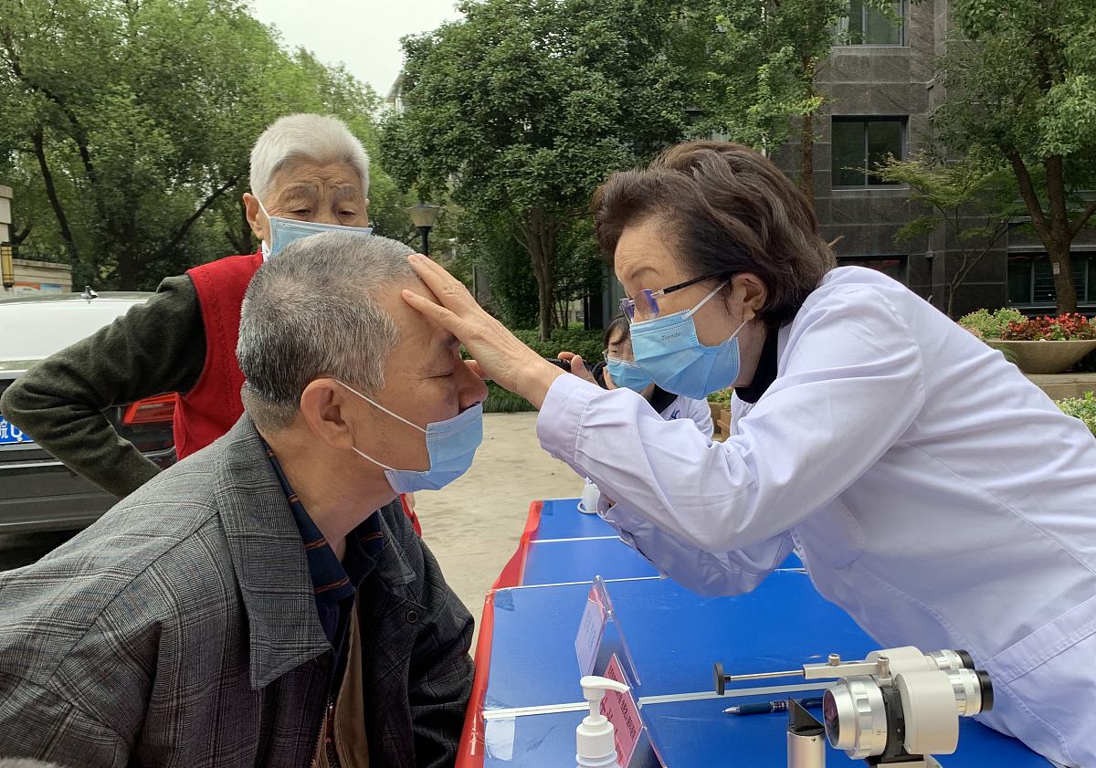 阅读《乡土中国》。 是从人和空间的关系上说的从人和人在空间上的排列来说就是和。这不是以个人为单位的而是以住在一起的集团为单位的。