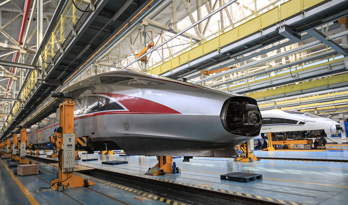 列车车体轻量化材料对比：碳纤维、铝锂合金和玻璃钢