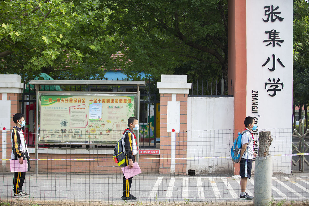 2020年5月25日,山东滨州,当日,滨州市小学3-6年级的学生返校复课.