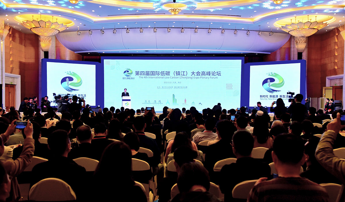 将下面一段话换一种说法：大会主办方从交通工具使用、能源利用结构、会务实施组织等多方面下功夫采取优先使用新能源动力车辆作为大会公务用车、优先采用绿色电力作为大会会场用电、大量减少会场一次性用品使用、做好垃圾分类等措施减少了化石燃料燃烧、外购电力和废弃物处置层面的二氧化碳排放约80吨。