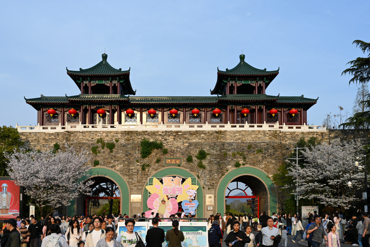 2026年3月29日,南京,明城墙迎来春日旅游热潮,众多,湖