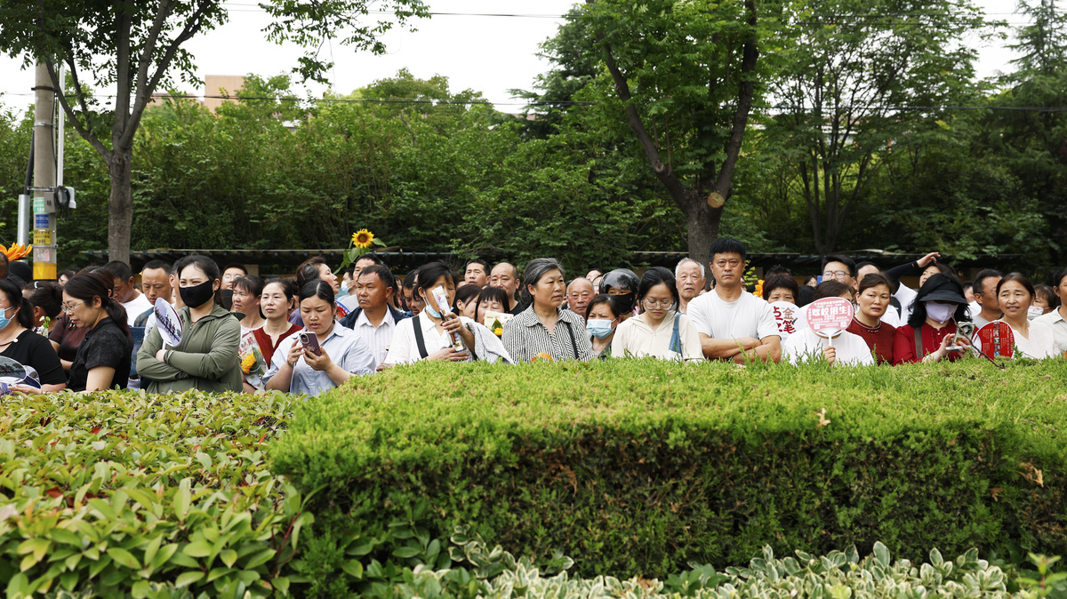 我是九岘初级中学老师我现在要带领我们班四十名学生去九岘春游一天交通工具是自行车请为我制定一份计划。春游地点：桂花园林场。活动有：龙池野炊、秦直道徒步、植物标本采集早上七点出发晚上六点返回