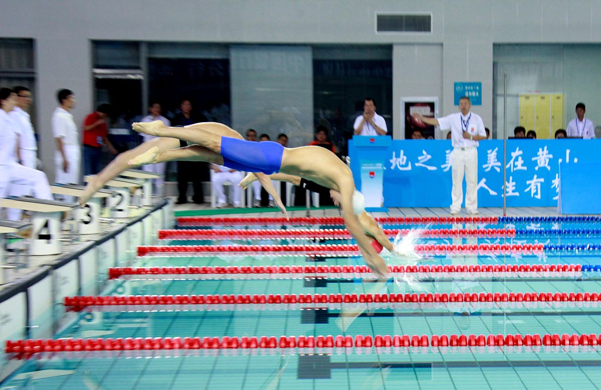 游泳运动员营养补充指南：碳水、蛋白质、水和维生素