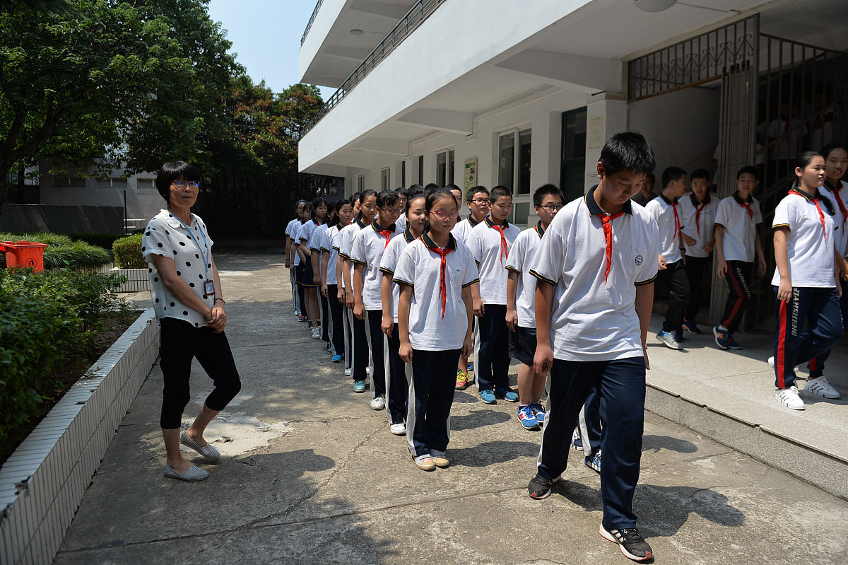 2016年9月1日,上海.11点27分,八年级(1)班学生集合完毕后,单英带领学