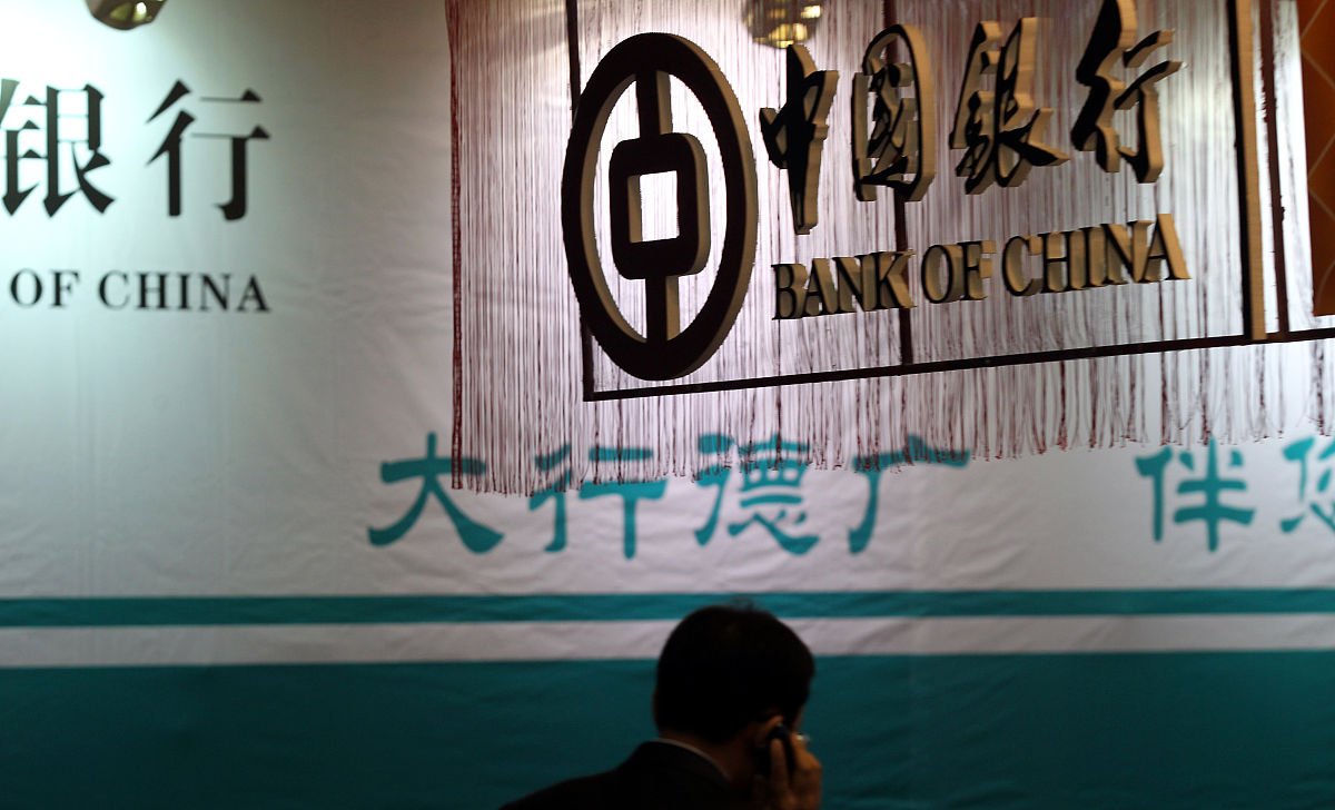 2012年4月12日,江苏南通,工作人员在南通首届金融博览会银行布展现场