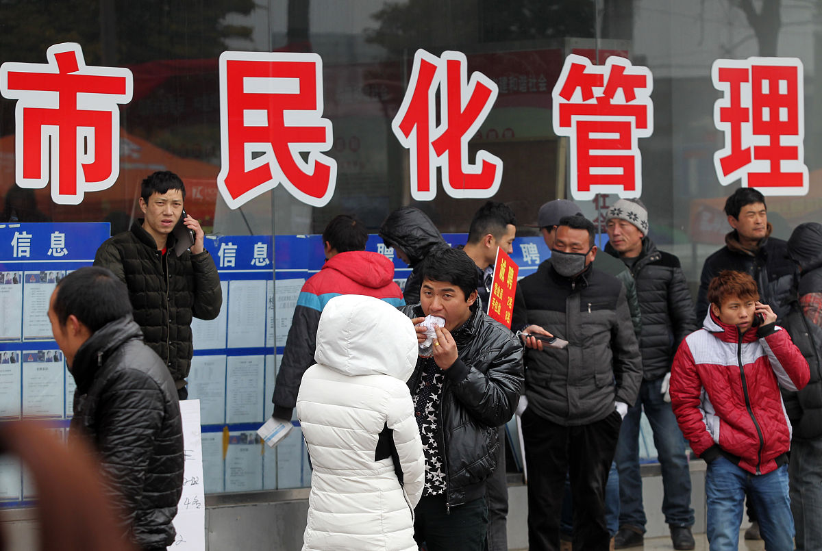   2014年2月19日,众多举着招工牌子的家纺企业招工人员聚集在江苏南通