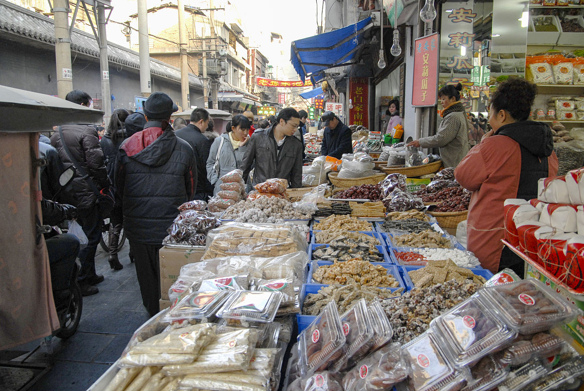 2009年12月27日,西安,回民街上的日常生活.商铺.