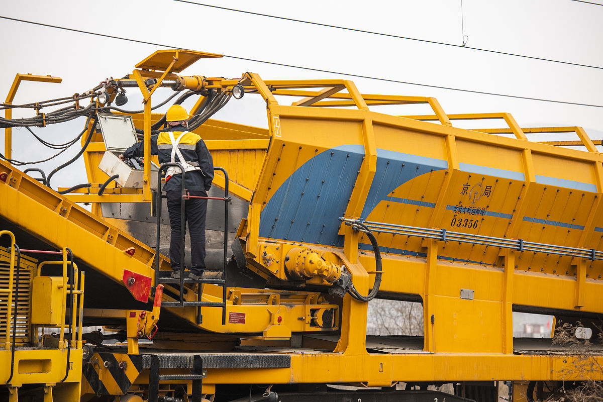 请将以下文字转换为系统功能点描述：资产维修管理实现资产管理部门对资产的维修维护的流程化管理实现维修 申请提交、审批、维修完成办结的过程化管理。同时关注设备的维护保养通过 对设备的使用年限、维修保质期的状态监测、提醒制定设备维护计划可减少 设备损坏的几率延长设备使用寿命降低维修成本。