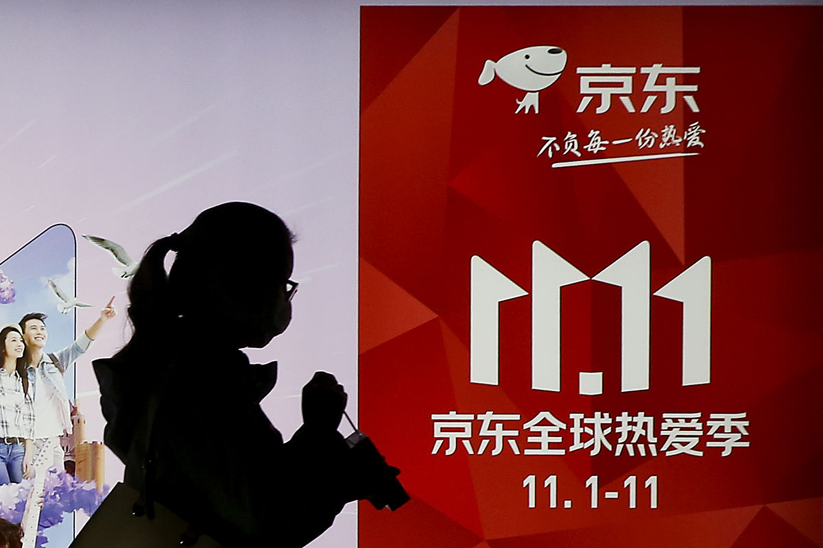 2020年10月23日,北京东四环,京东双十一1111全球热爱季公交站台灯箱广