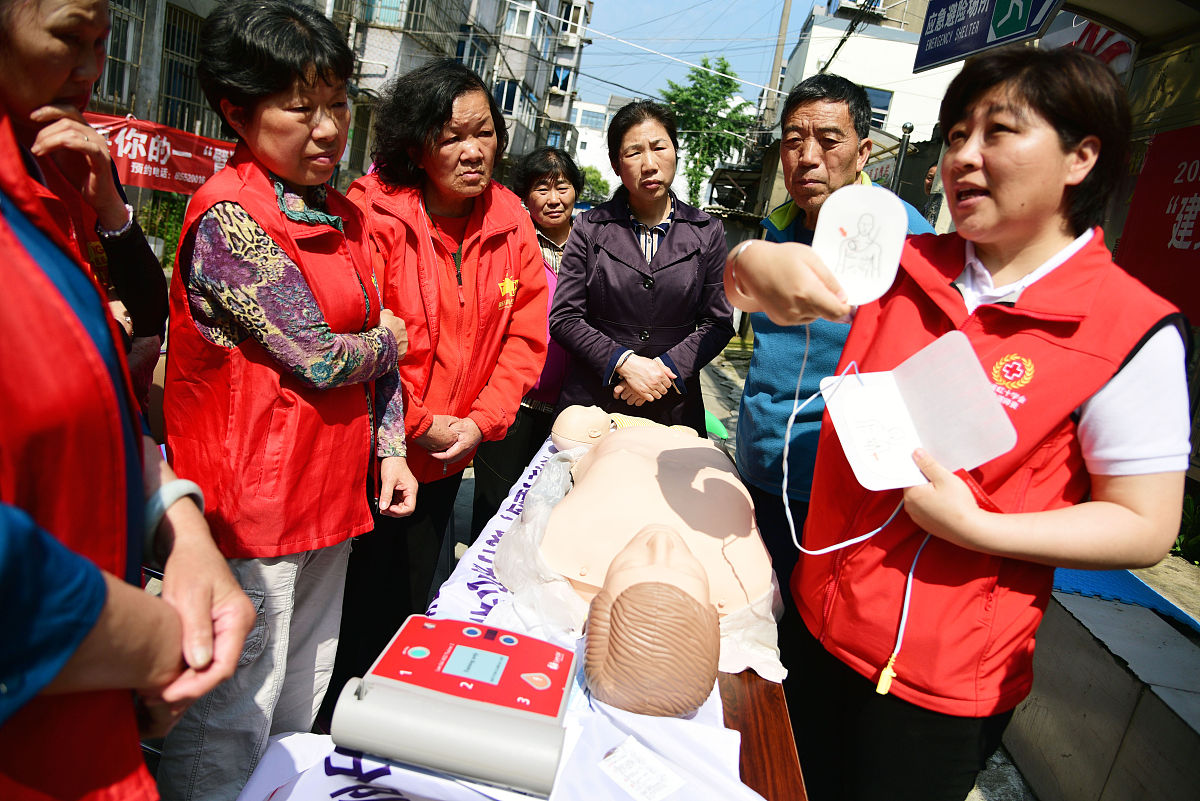 2021年5月21日,在江苏省镇江市金山社区,红十字会工作人员在为居民和