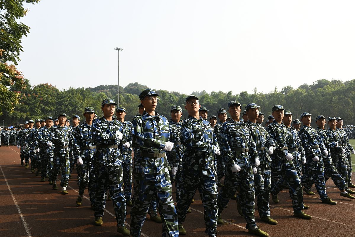今天是东莞市第八高级中学高一新生第四天军训军训内容为：1学习军体拳全部动作虽然天气阴沉但同学们仍旧兴致昂扬完成了训练2助教带领同学们学习手语操《国家》虽然后来天公不作美下起了小雨但同学们回到班上仍旧坚持学习3下午我们进行了突击的消防演练同学们都表现的非常好从宿舍跑到安全位置全员只用了三分钟非常好4接下来复习早上的军体拳后来到体育馆接受校长的生涯教育课学校与文化与传统解读5晚上我们来体育馆接受了李鹏