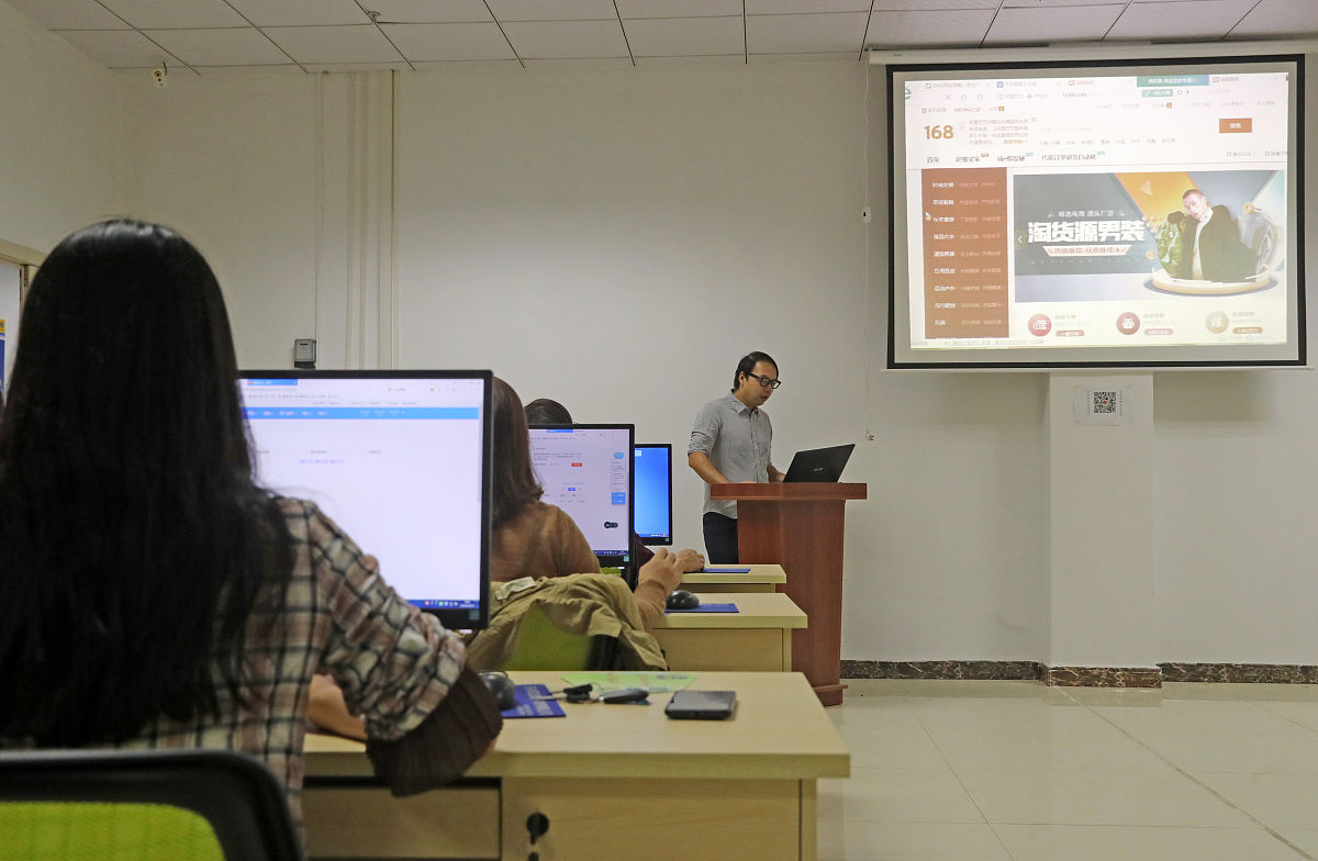 TCLOUD工作室举办毕业讲座，助力研究生生涯规划与发展