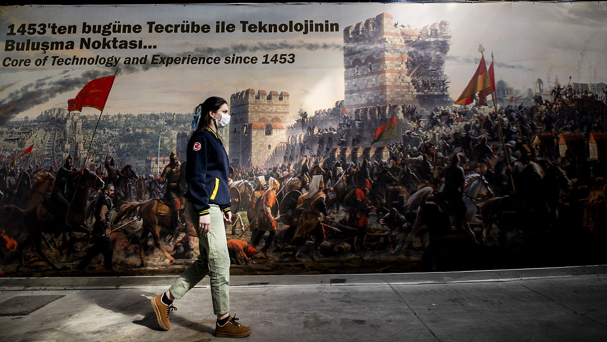 用英语翻译：我们选择的主题是也门的饥饿问题虽然我们通过介绍也门的地理位置环境造成贫穷的原因吃的食物和帮助的组织向大家描述了也门的状况但是我们没有在这些问题中着重讲述造成这些问题的原因就如在PPT的第二部分中造成也门贫穷的原因有内战经济失衡等我们可以着重讲述内战是如何造成也门贫穷的原因。正因如此没有突出的主题让我们的PPT变得很长。通过演讲我们也意识到我们演讲的经验不够丰富例如肢体语言不够丰富没有利