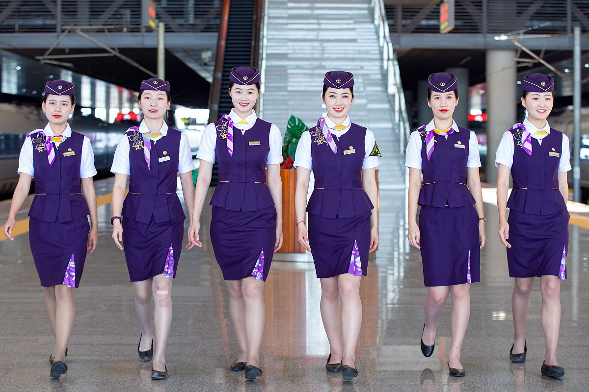 成都铁路信息工程学校分享女生高铁乘务员的标