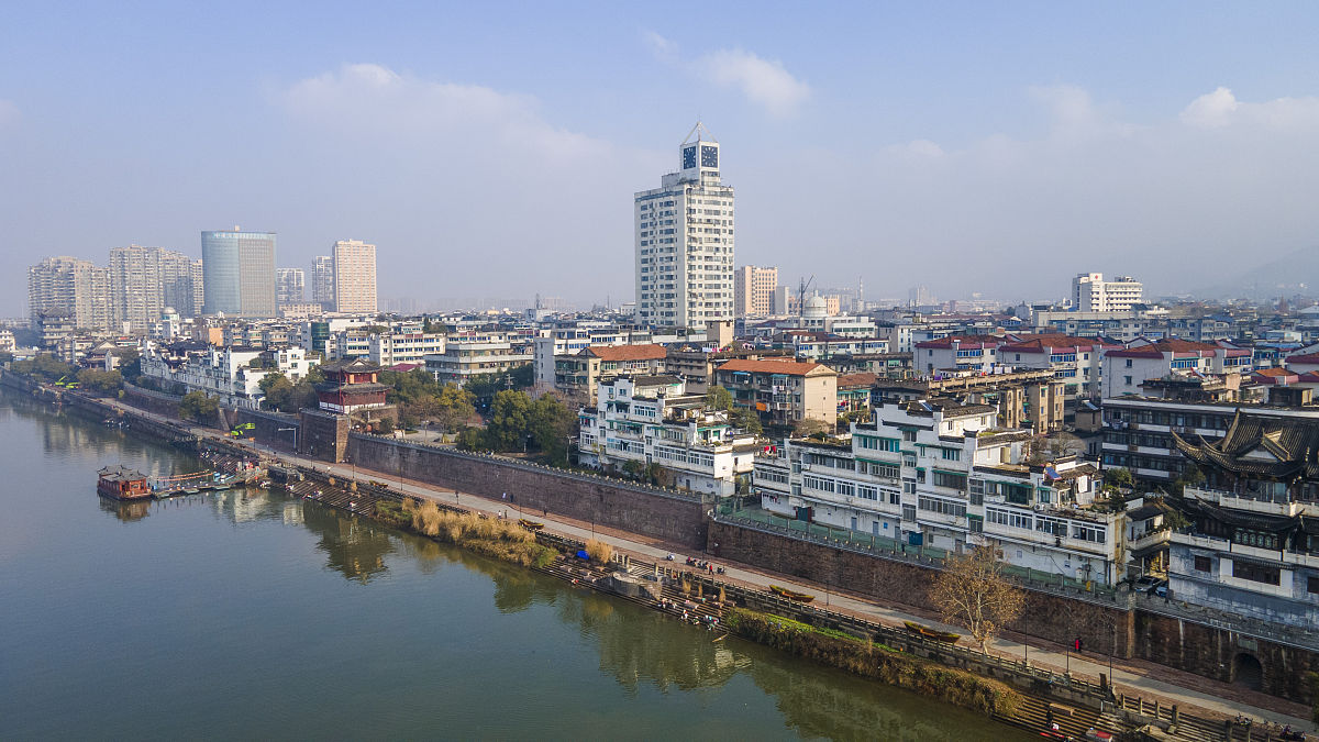 2022年1月18日,浙江省金华市,兰溪市沿江滨水休闲步行街上,市民在悠闲