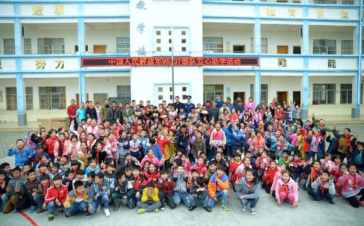 2018年1月12日,在广西来宾市忻城县黄金蓝天小学,驻广西空军某场站官