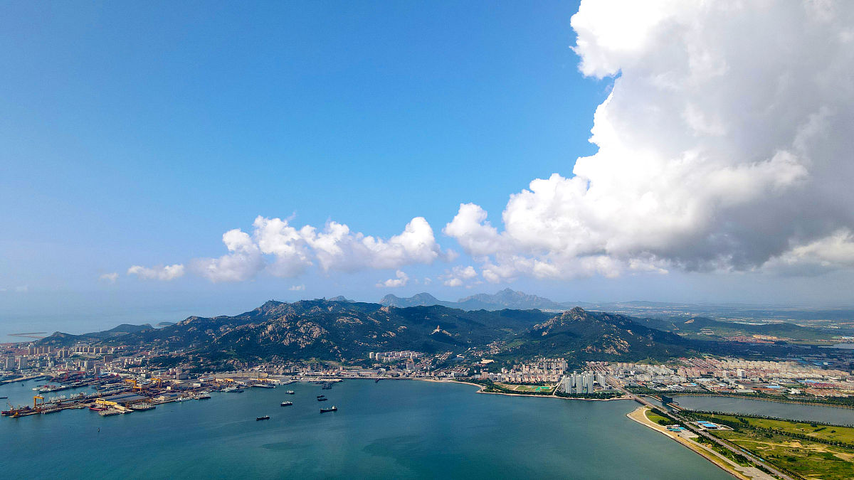 2021年8月16日,山东威海,荣成市石岛管理区石岛湾畔的秋天美景.(无人