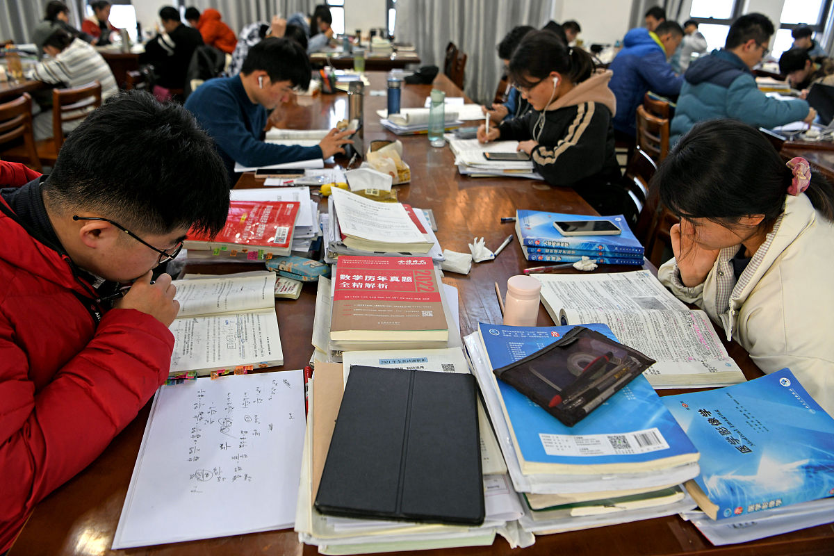 2021年12月22日,安徽理工大学图书馆内,考研学生进行最后的复习冲刺,