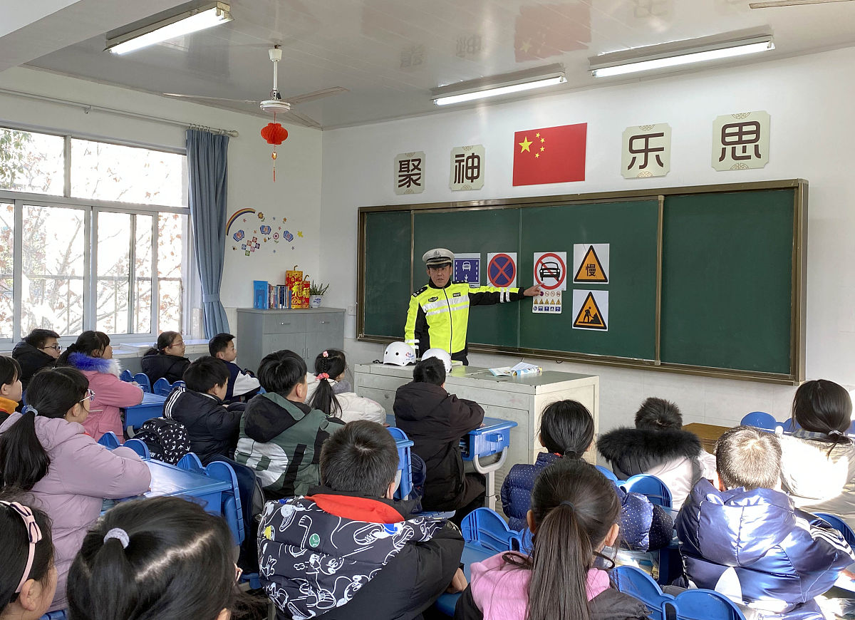 2021年1月8日,在江苏省苏州市三元实验小学,警察朱建平为学生上交通安