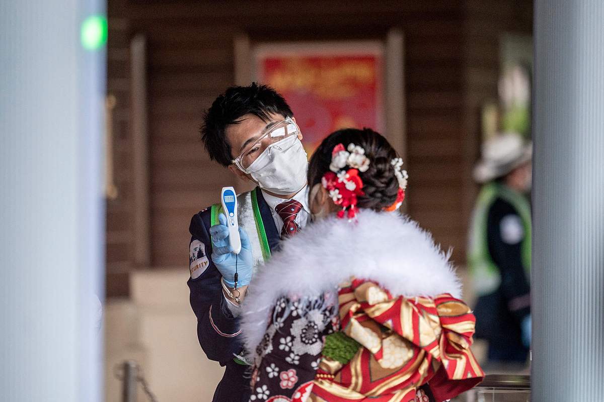 当地时间2021年3月7日,日本浦安市,日本少年少女盛装出席成人节典礼.