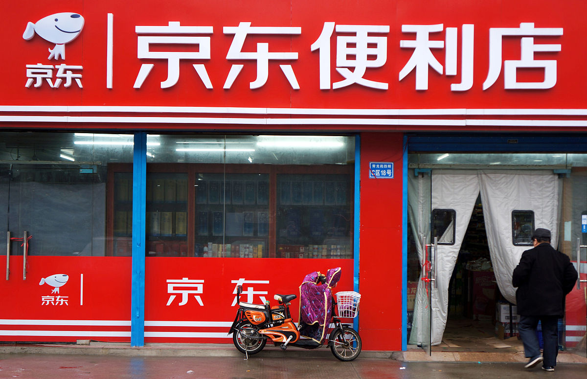请根据123三个标题所对应的内容帮我重新命名优化三个小标题1网上商城+线下门店+便民服务点模式：为提升客户体验扩大客户群苏太企业与专业广告公司达成合作对原有网上商城进行全方位升级设计融入苏系特色新的小程序将于7月份试运行。为细化区域销售管理形成比学赶超的积极工作氛围采取销售分区管理落实到人。截止6月底已新增线下门店？家便民服务点？家。2优化门店管理模式为进一步提升现有门店管理水平提高门店员工的积极