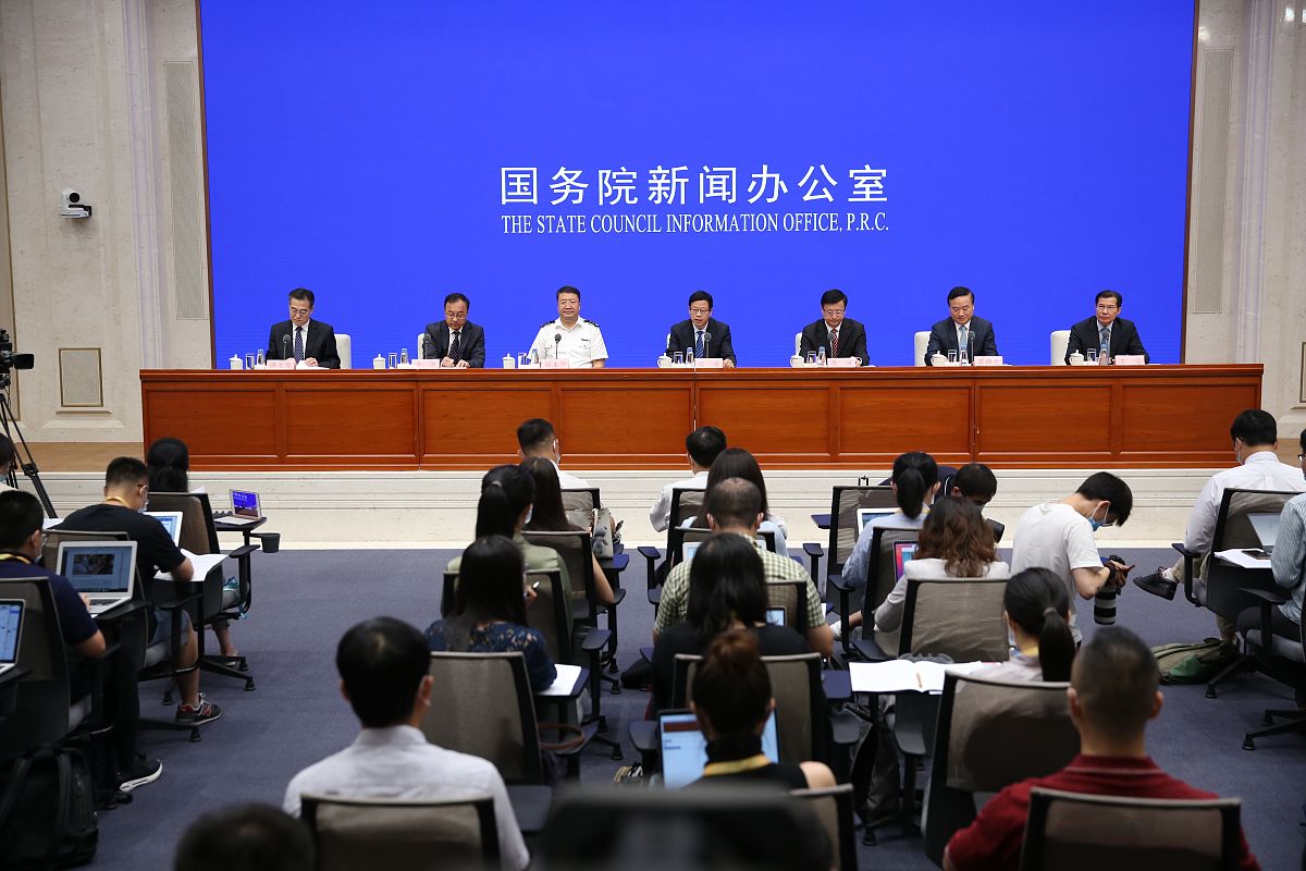 中国人走过风风雨雨100多年的历程经历过人类现代化历史上的各种磨难和艰辛探索出了自己的成功道路即中国式现代化道路。为何我们能走出不同于西方的现代化之路而且这条路走得通、走的好？请写一篇800字论文题目自拟。