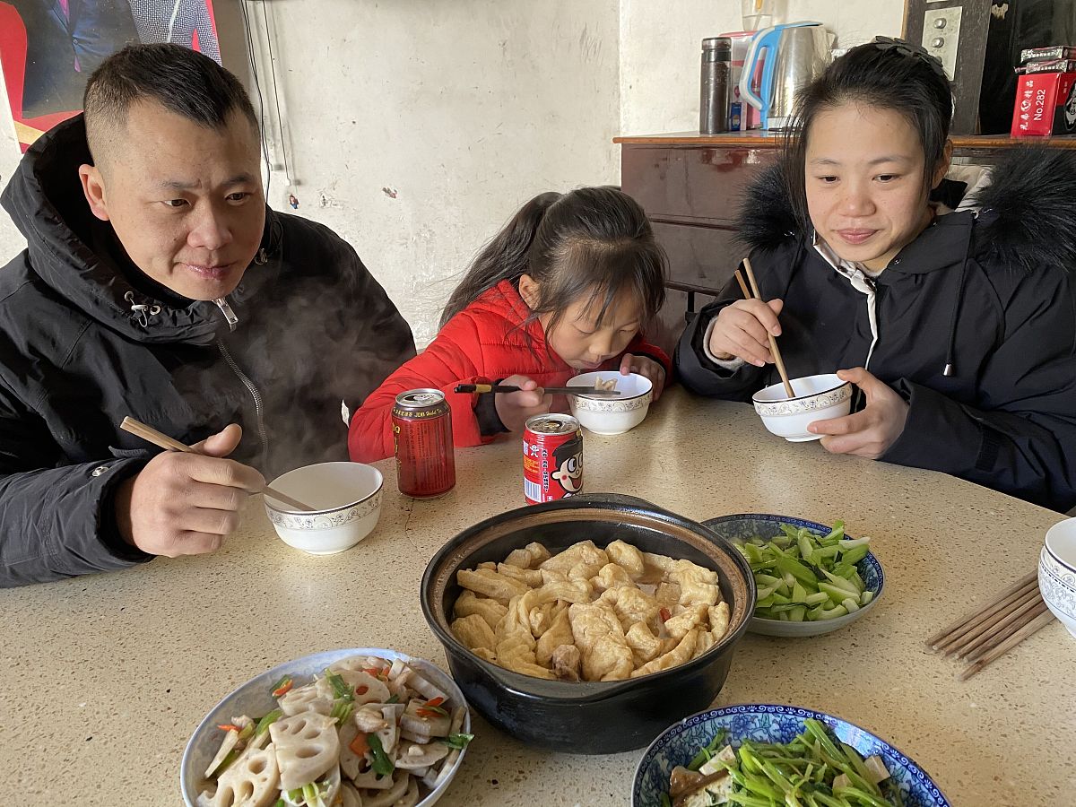 这只饭盒，曾经洁白无瑕
如今已渐渐泛黄
它见证了我上学时光的温馨记忆

那时，爷爷总是早早地起床
为我准备好丰盛的饭菜
装进这只饭盒里
让我带到学校享用

周末时，爷爷还会耐心地教我做菜
手撕鸡、苦瓜炒牛肉、白萝卜鲫鱼汤......
这些菜肴如同珍珠般串联起我们的亲情

文艺点的说法