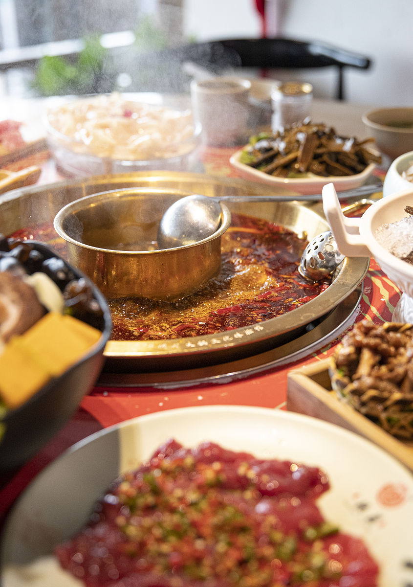 部门团建聚餐推荐！'XX餐厅' 鸳鸯锅底超赞，性价比高！