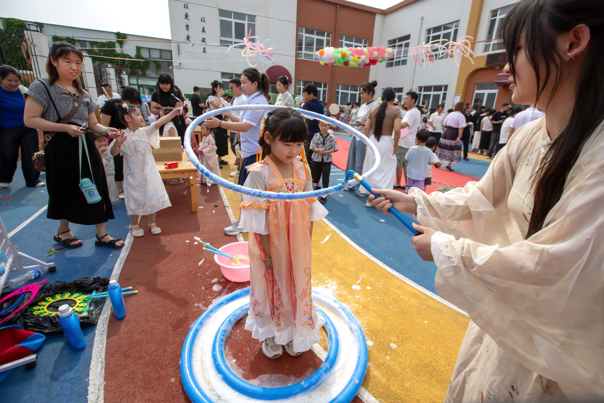 吹乒乓球过河小游戏现场描述