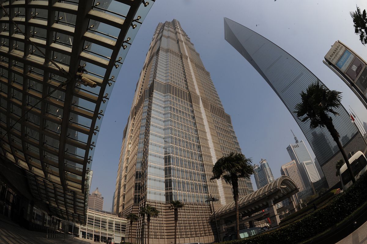 老六是越南人出生在河内是资深的金融分析师有多年伦敦金融中心工作经验现回国服务越南股市从专业经历取得的成就等方面写一段关于老六的特色简介