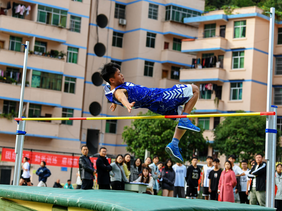 运动健儿，激情飞扬：XX学校XX届运动会通讯稿集锦