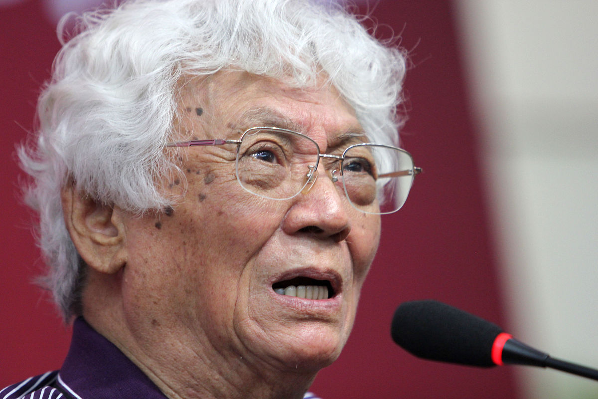 2014年6月8日, 国际知名经济学家,曾为世界新制度经济学和现代产权经